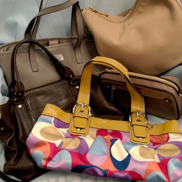 Wednesday 🤗 Live 🫶 Show 🤗 Bags and more This is a selling platform - Picture 3 of 11